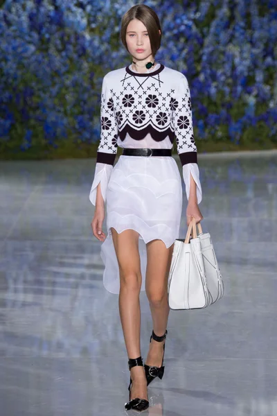 Look 18